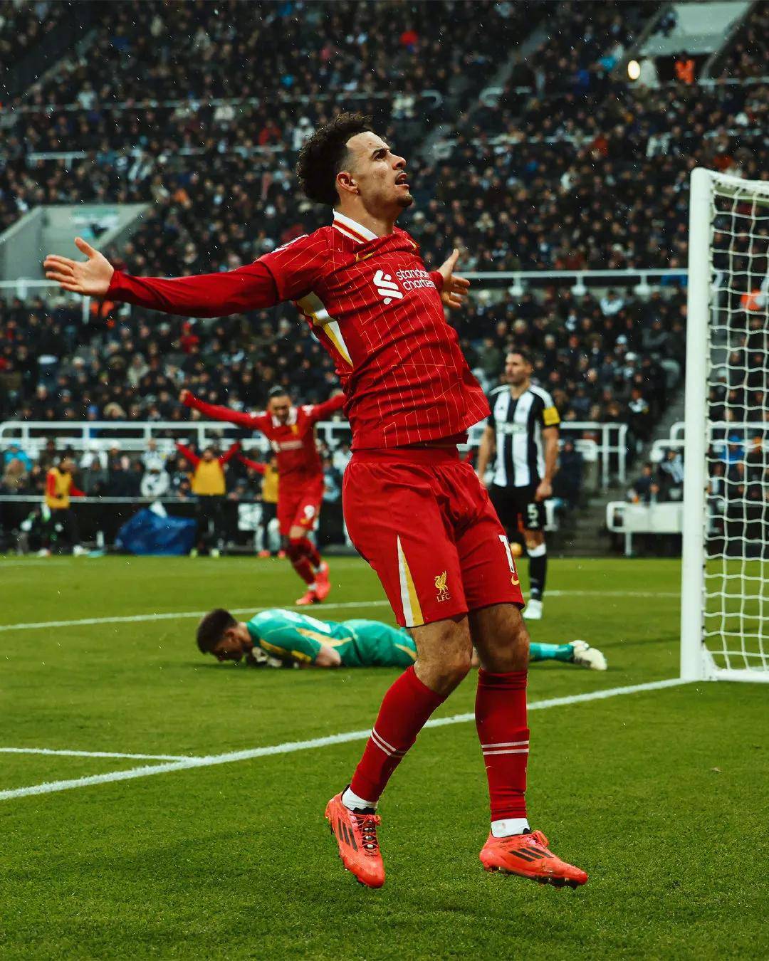 爱游戏官网-纽卡斯尔客场大胜，取得关键三分(纽卡斯尔客场大胜,取得关键三分球)