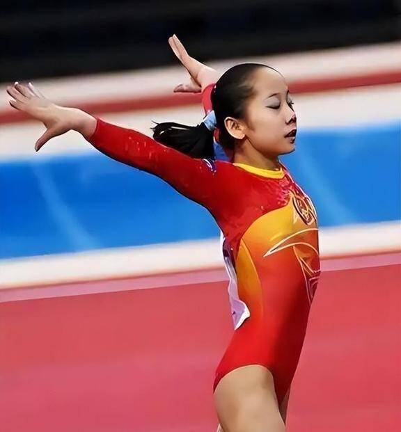 体操冠军转投篮球，柔软身段让人折服(体操冠军转投篮球,柔软身段让人折服了)