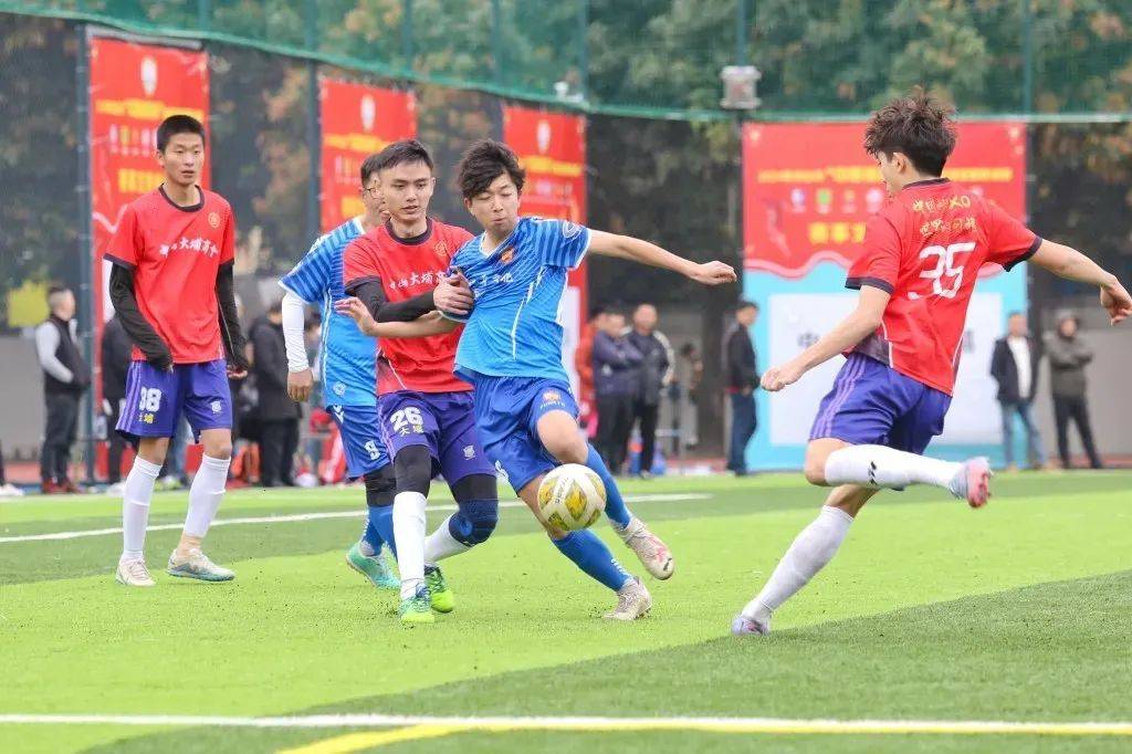 爱游戏在线-足球盛宴，球场上的精彩表现(足球场上表现很好用什么词语描述)