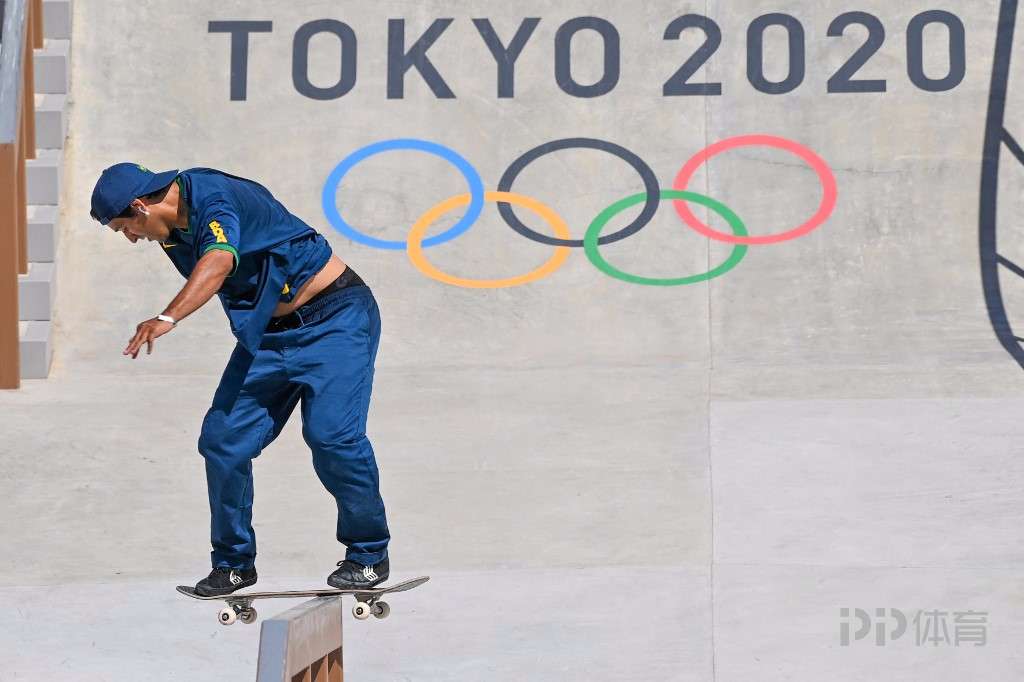 滑板运动员全方位转战篮球领域,技巧吸引眼球的简单介绍 滑板运动员全方位转战篮球领域,技巧吸引眼球的简单介绍