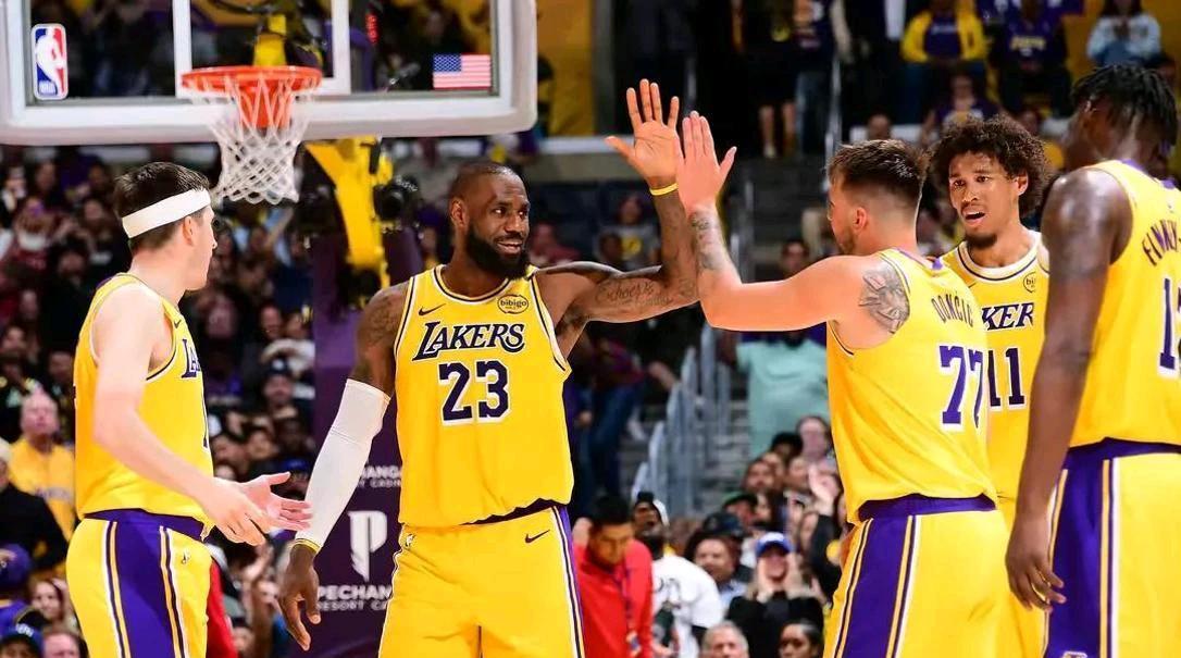 尼克斯队连胜后气势如虹,球迷们期待更多胜利 尼克斯队连胜后气势如虹,球迷们期待更多胜利