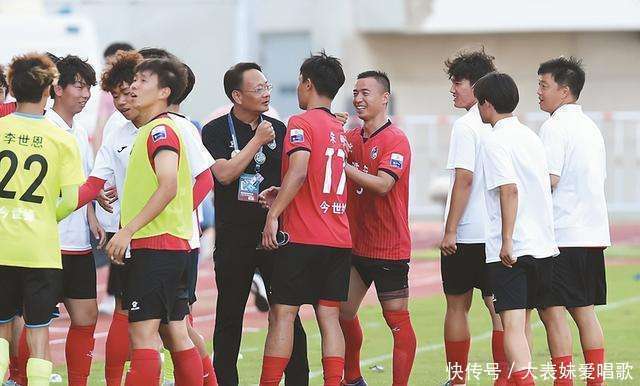 球员技艺精湛,引得球迷热烈欢呼 球员技艺精湛,引得球迷热烈欢呼