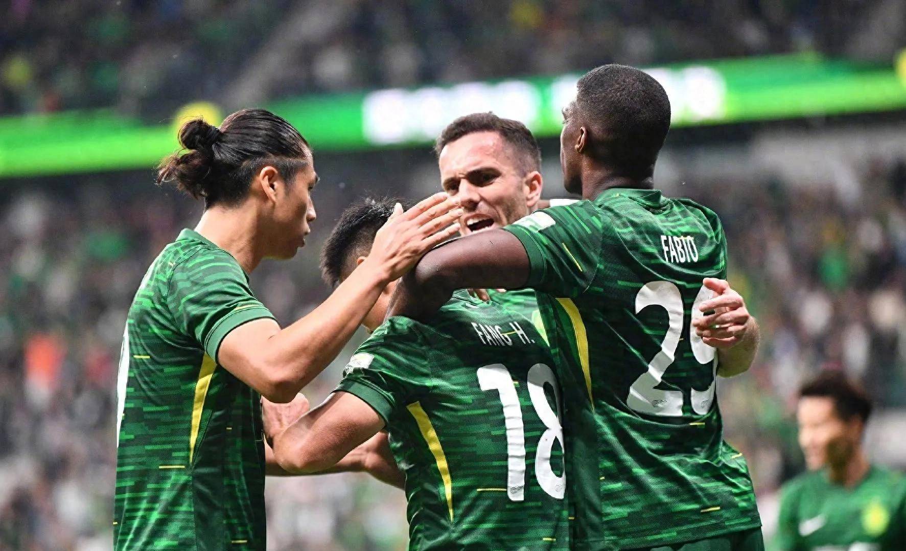 队员表现出众,为球迷带来惊喜的胜利 队员表现出众,为球迷带来惊喜的胜利