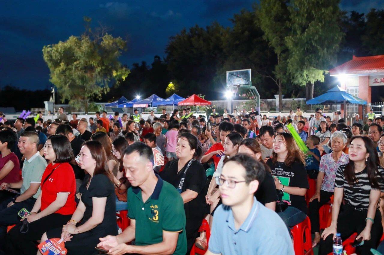 比赛现场热闹非凡,观众如潮涌 比赛现场热闹非凡,观众如潮涌