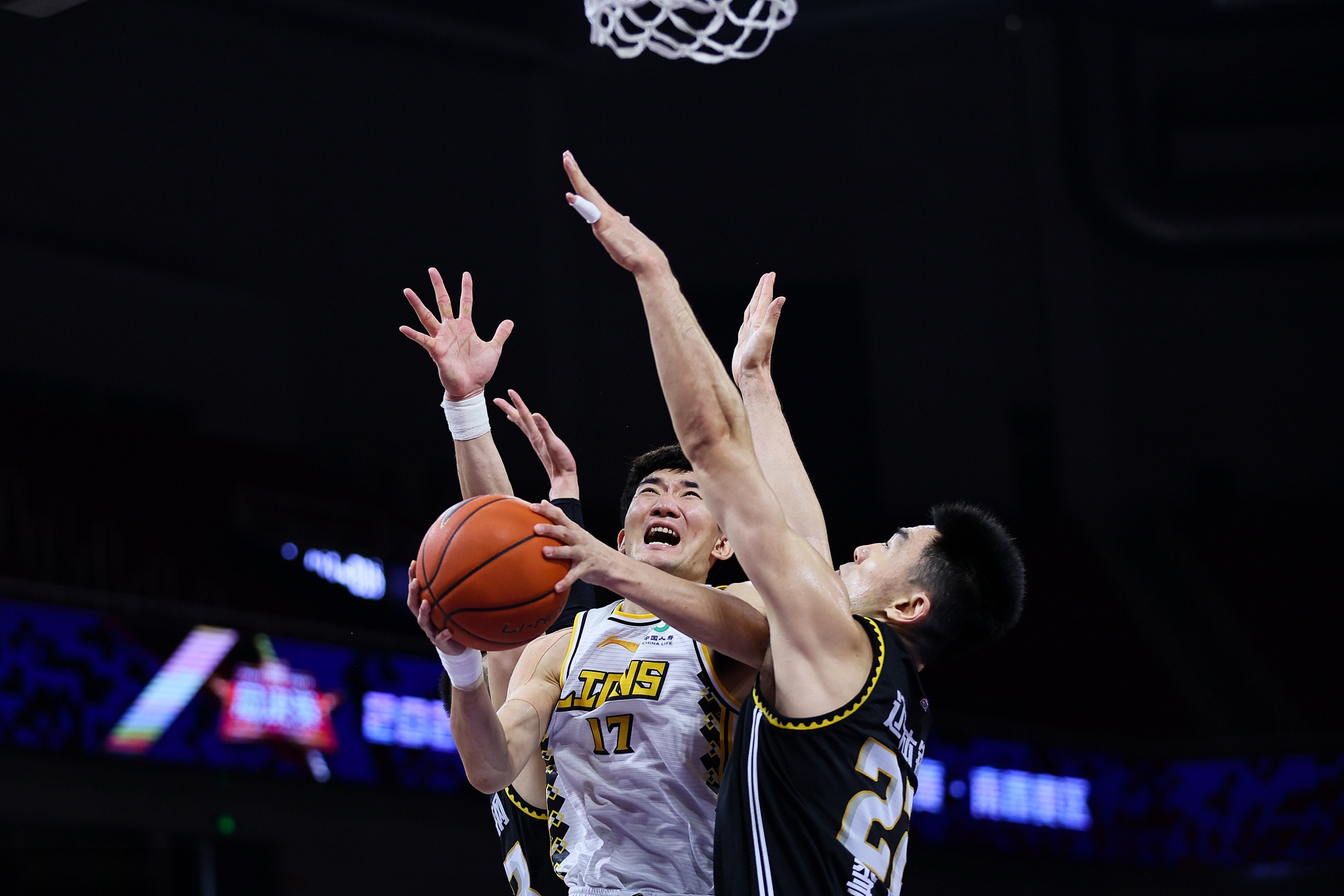 包含内蒙古男篮斩获关键胜利，继续稳住榜首的词条