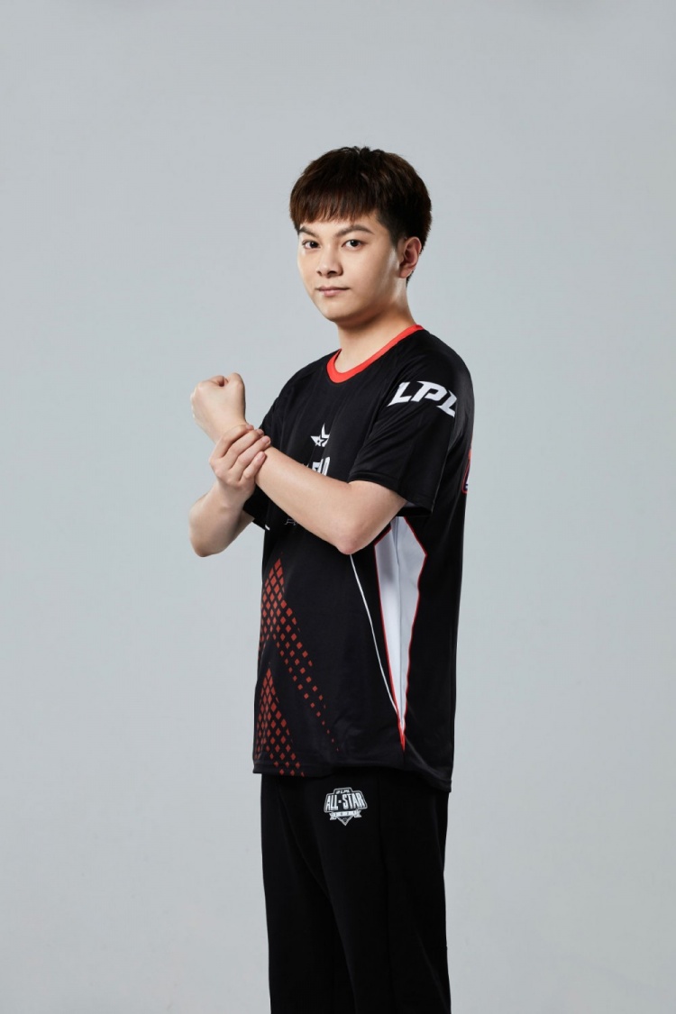 爱游戏官网入口-红队展现强大实力，演绎篮球联赛传奇