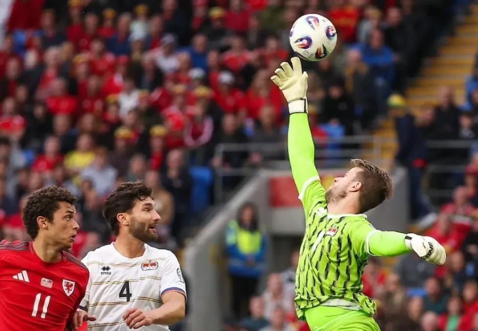 包含欧预赛部分比赛延期，球迷心急等待新消息的词条