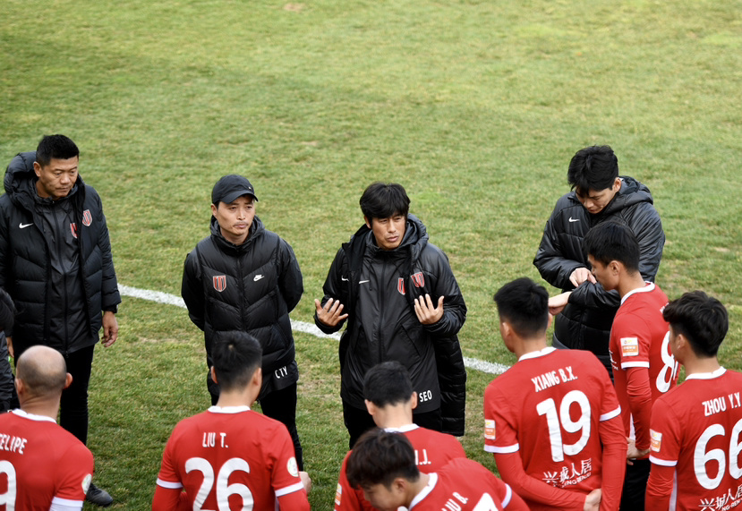 包含多家俱乐部考察新人才，引援工作加速进行中的词条