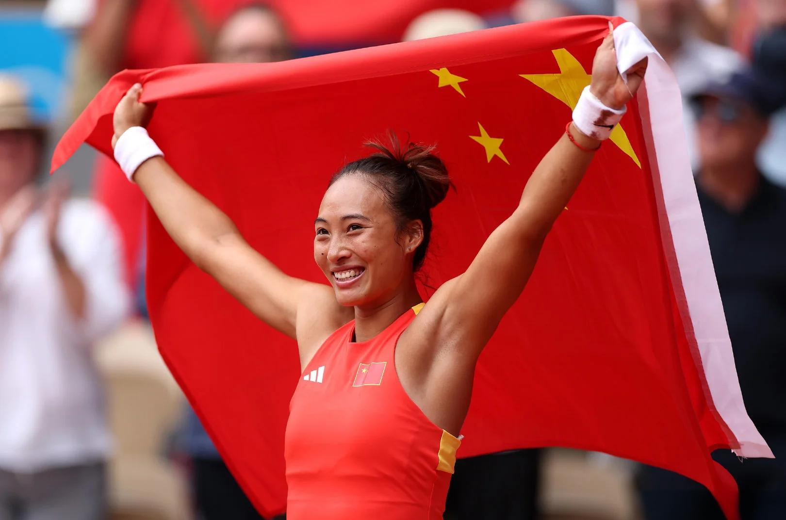 爱游戏app下载-足球场上，女运动员们勇往直前奔向成功的简单介绍