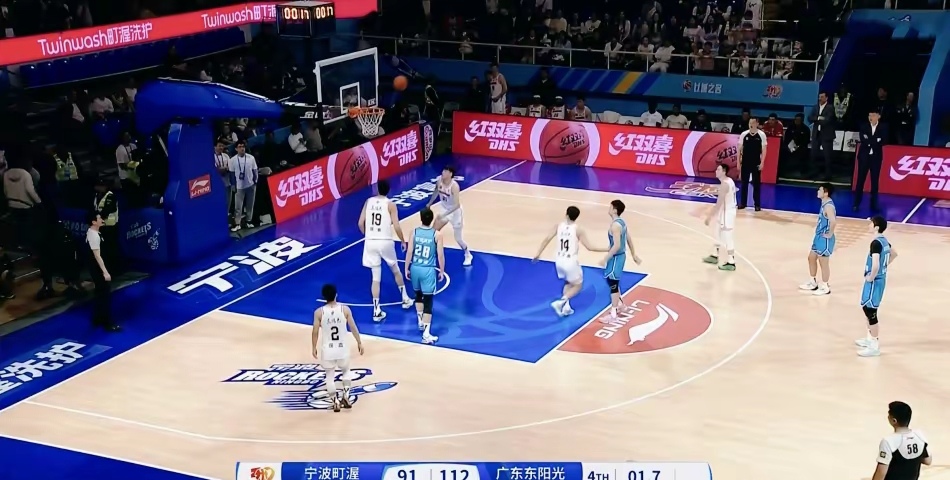 爱游戏官网-广东男篮客场战胜北京队，实现双杀