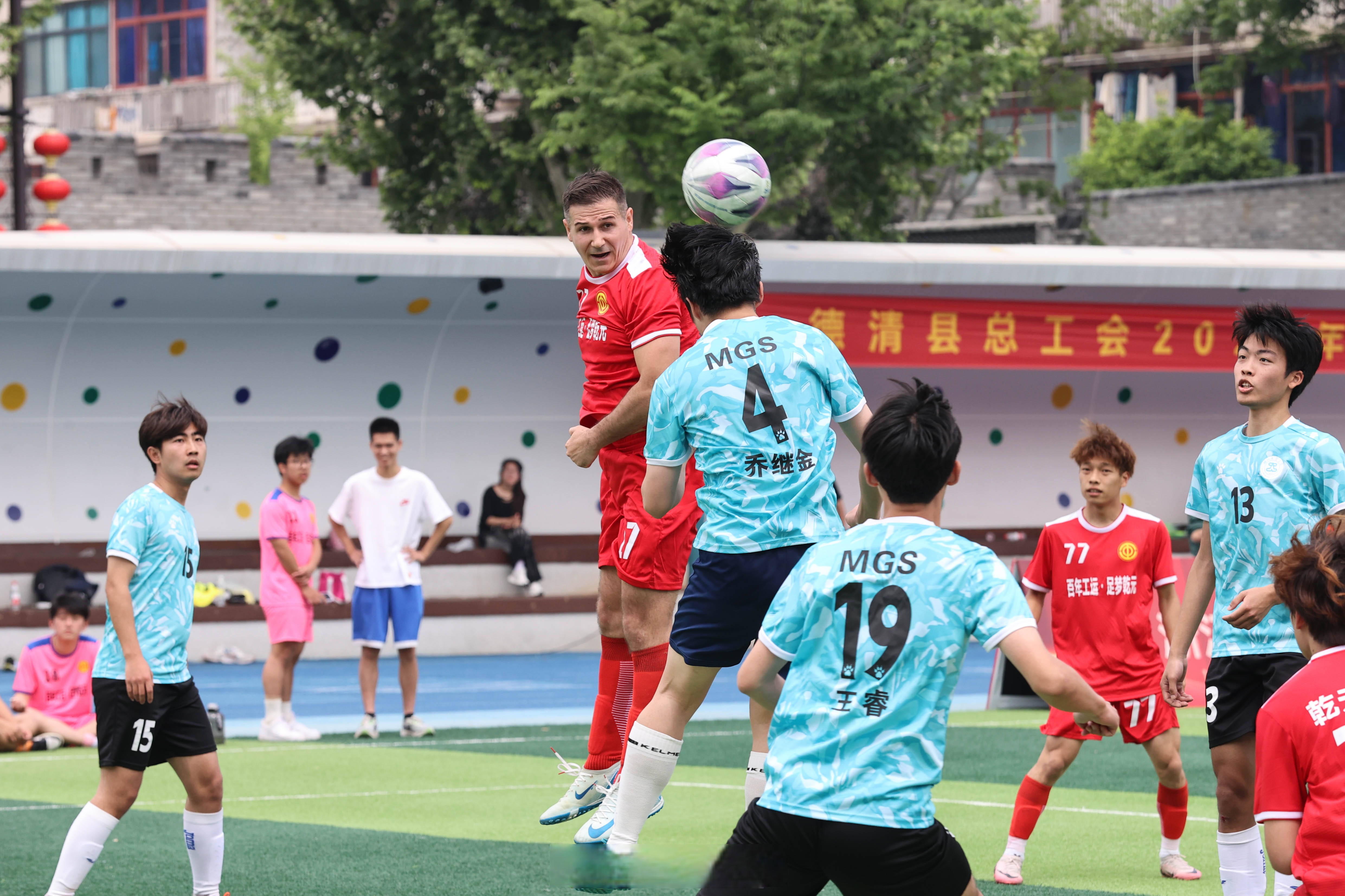 赛场上展现了球员们的拼搏精神 赛场上展现了球员们的拼搏精神