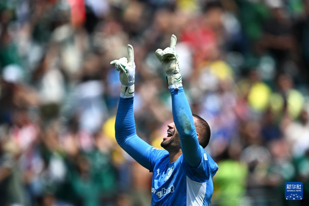 美国队在国际足球比赛中获得胜利 美国队在国际足球比赛中获得胜利