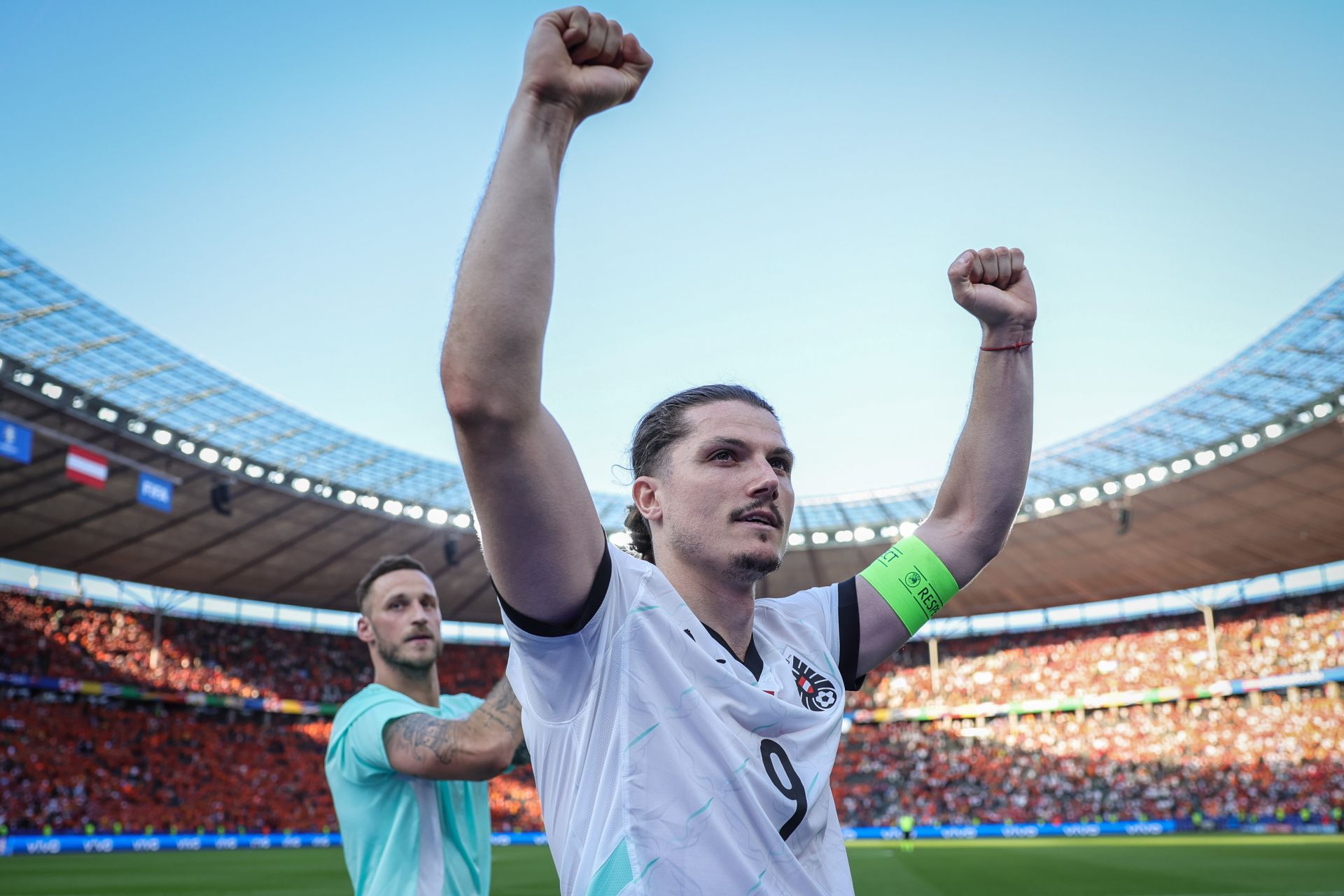 荷兰队在欧锦赛资格赛中夺得关键胜利 荷兰队在欧锦赛资格赛中夺得关键胜利