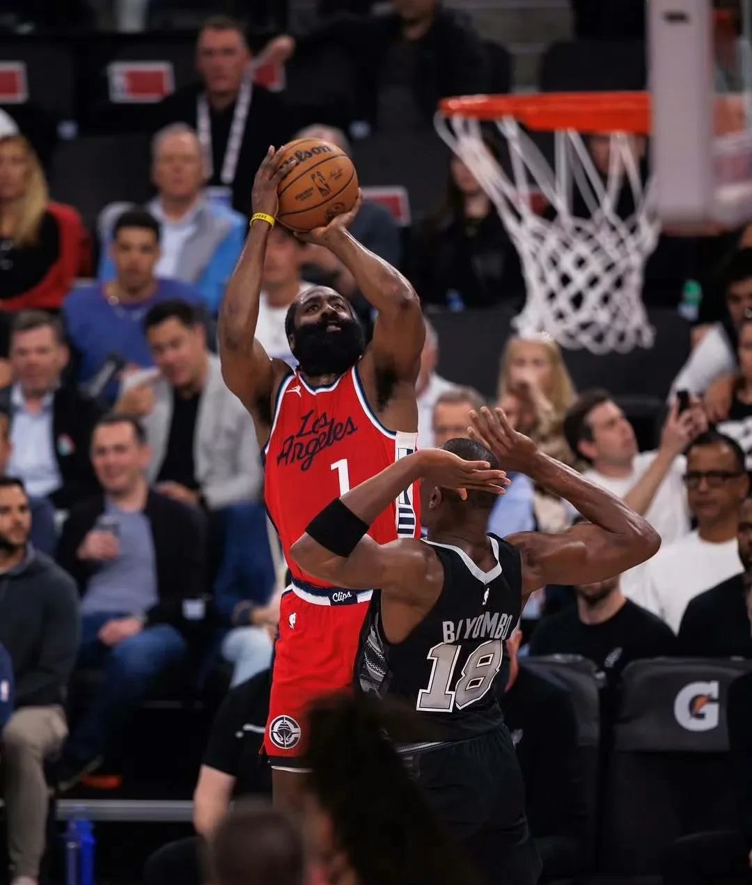 火箭凭一记绝杀球险胜湖人的简单介绍 火箭凭一记绝杀球险胜湖人的简单介绍