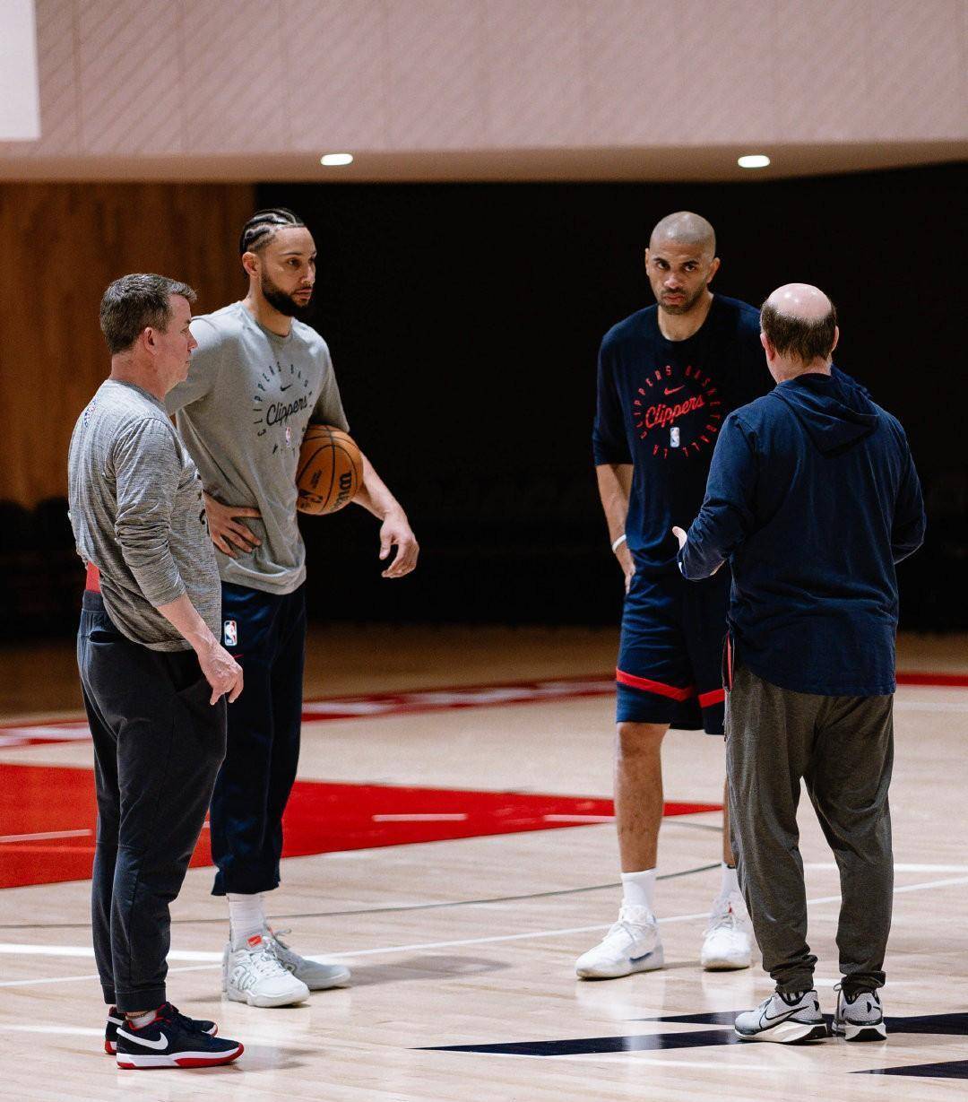 爱游戏体育官网-快船轻取太阳，主场迎来八连胜