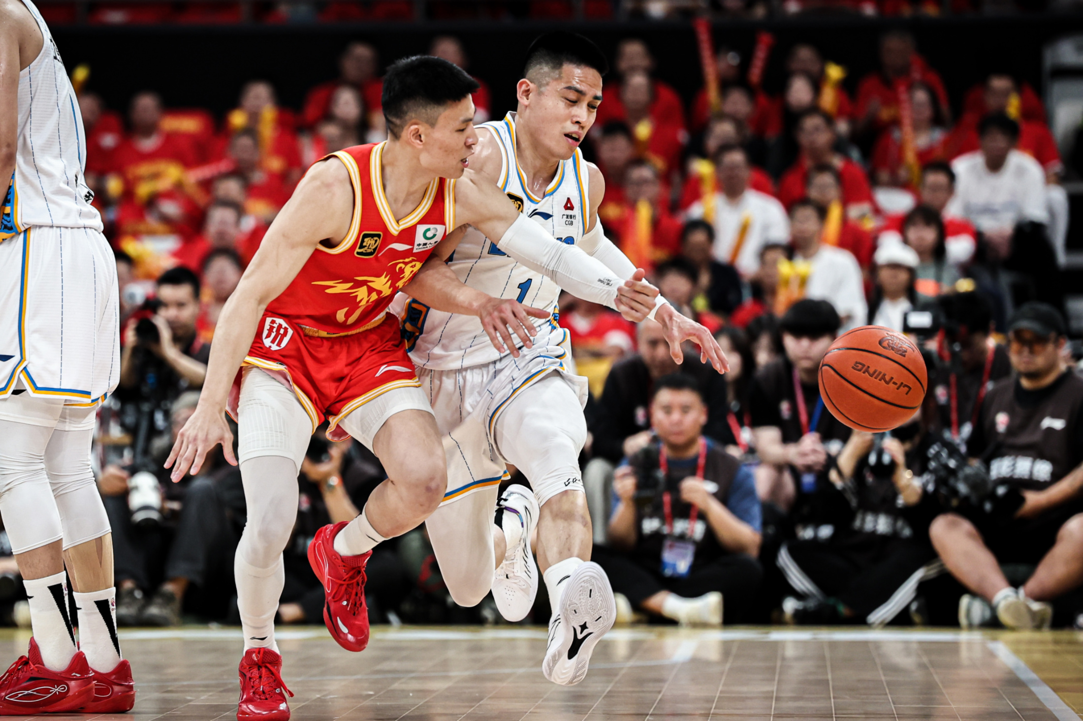 场上对决:两支球队交锋惊现激烈拼抢 场上对决:两支球队交锋惊现激烈拼抢