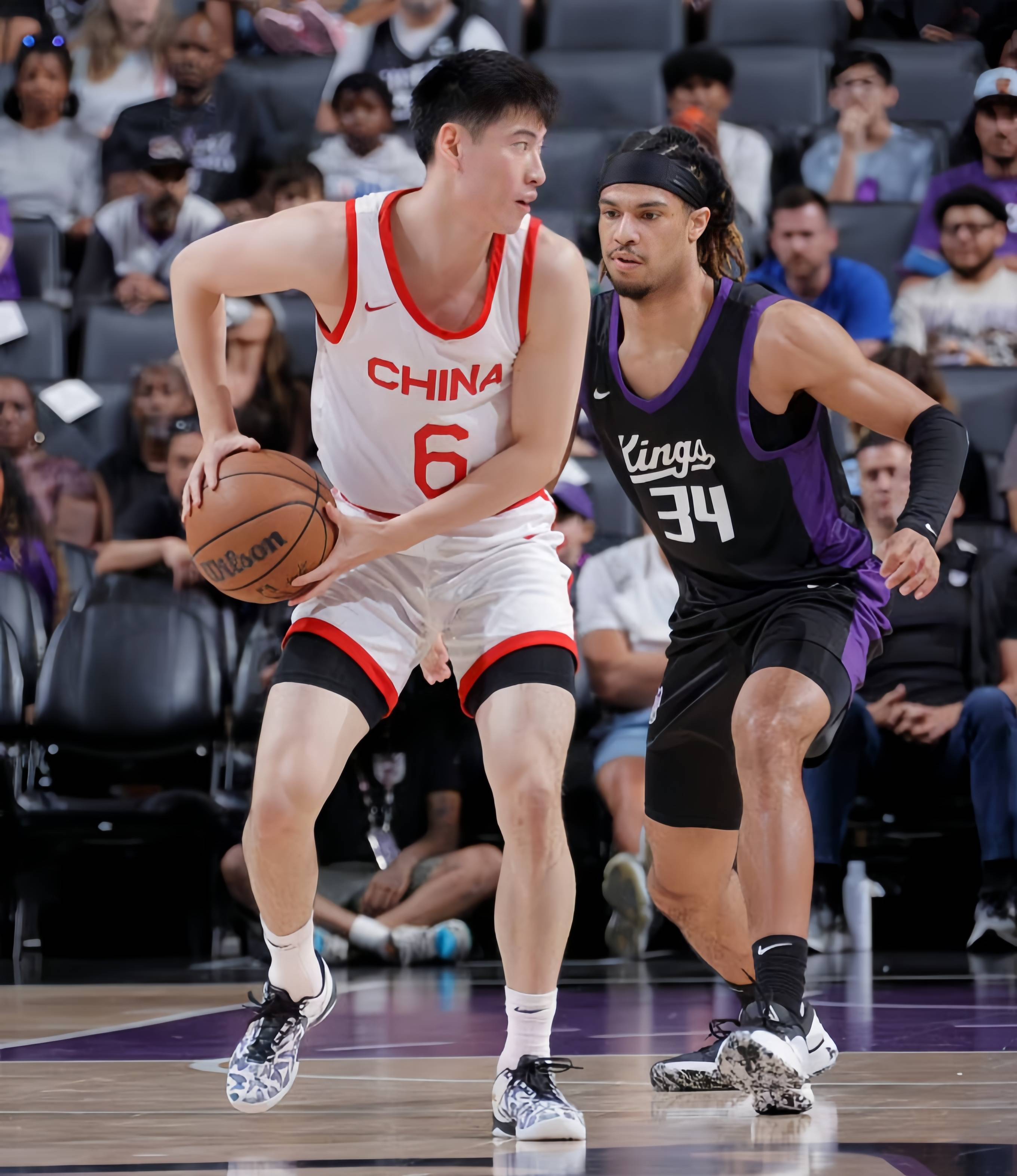 热血激战!篮球比赛中球员们斗志昂扬 热血激战!篮球比赛中球员们斗志昂扬