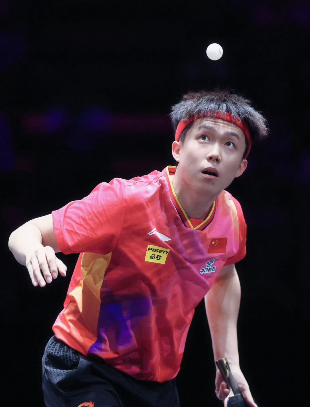 爱游戏体育直播-比赛中球员们展现出顽强拼搏精神