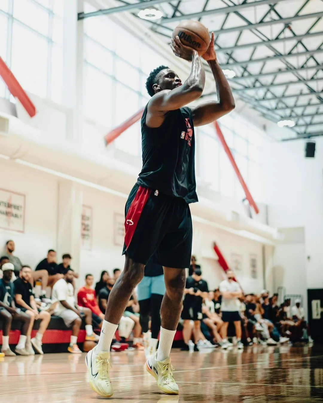 步行者球员奥拉迪波成功回归赛场