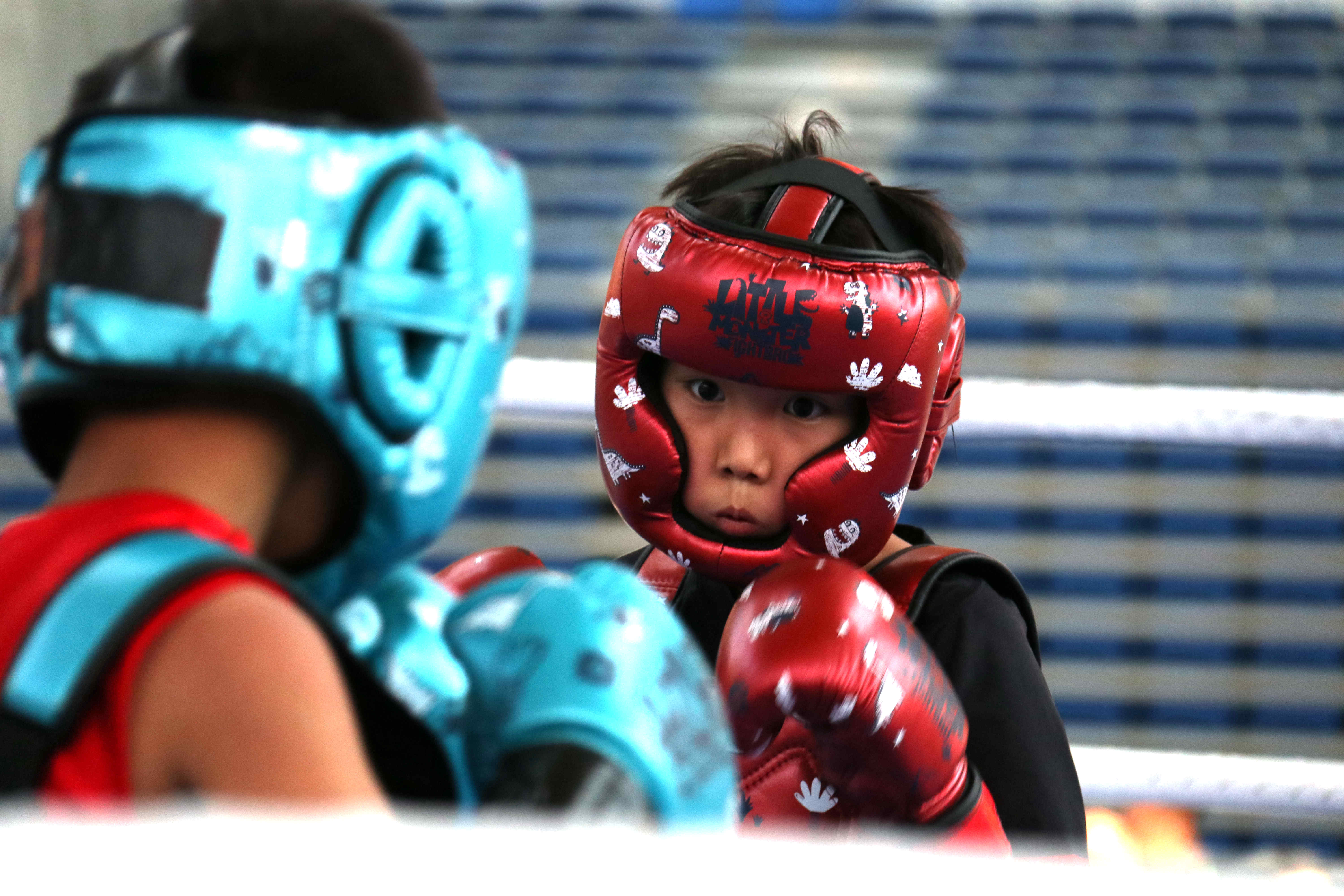 精彩比赛搏击赛场，角逐激烈持续