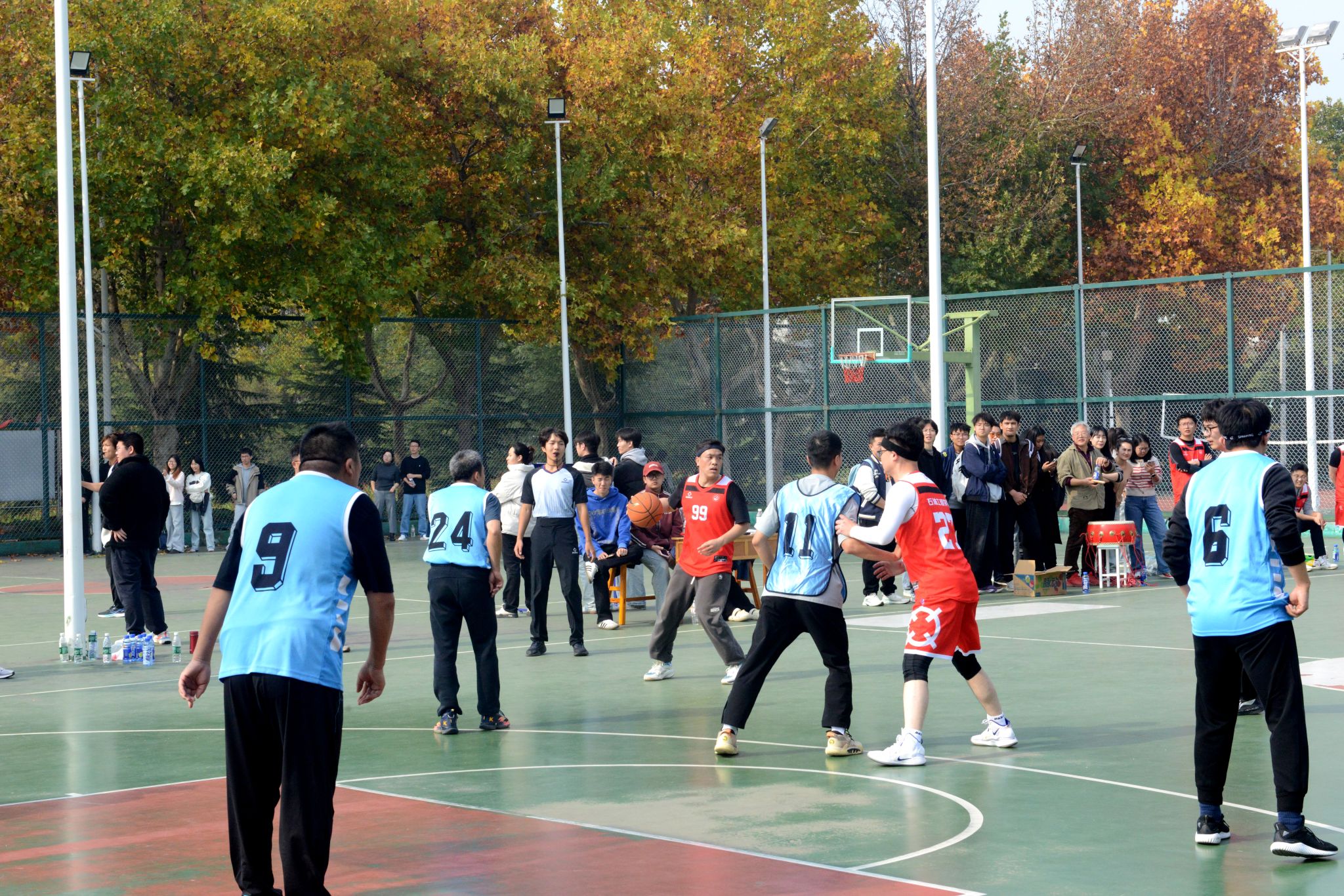 篮球赛场上情绪高涨,现场掌声不断的简单介绍 篮球赛场上情绪高涨,现场掌声不断的简单介绍