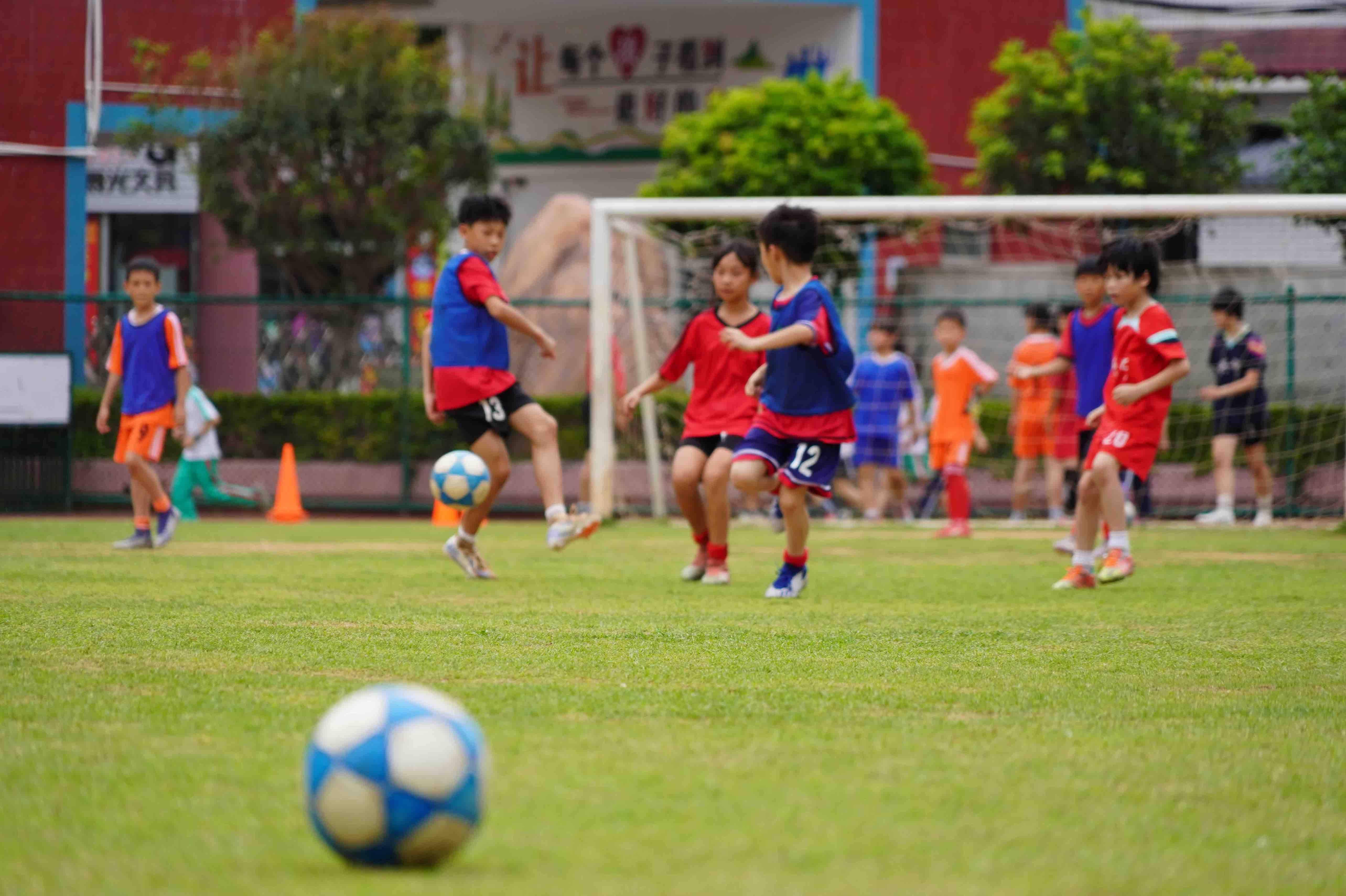 爱游戏体育直播-足球青训营开启招生，吸引众多青少年报名的简单介绍
