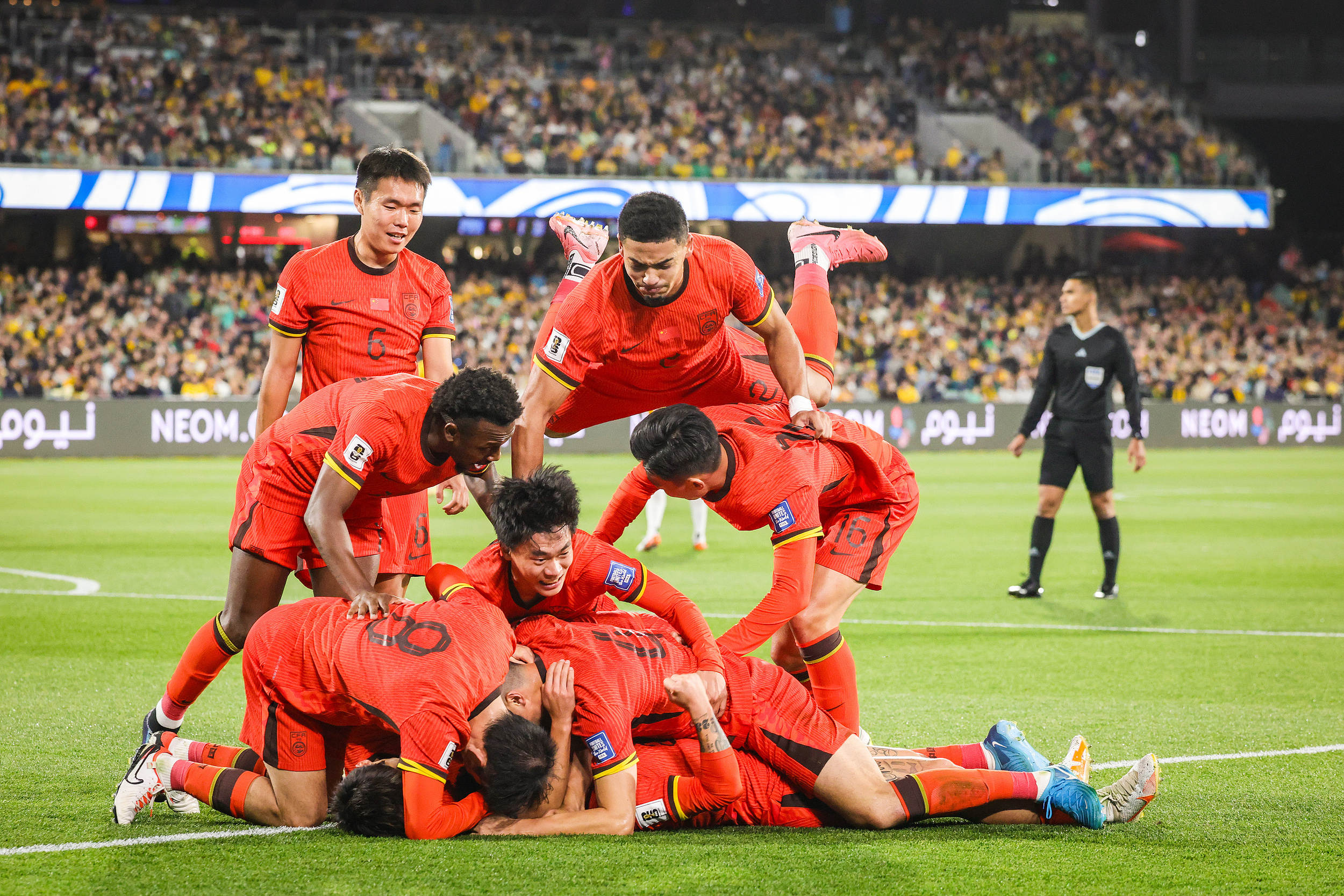 爱游戏体育平台-阿贾克斯客场不敌，止步欧冠八强