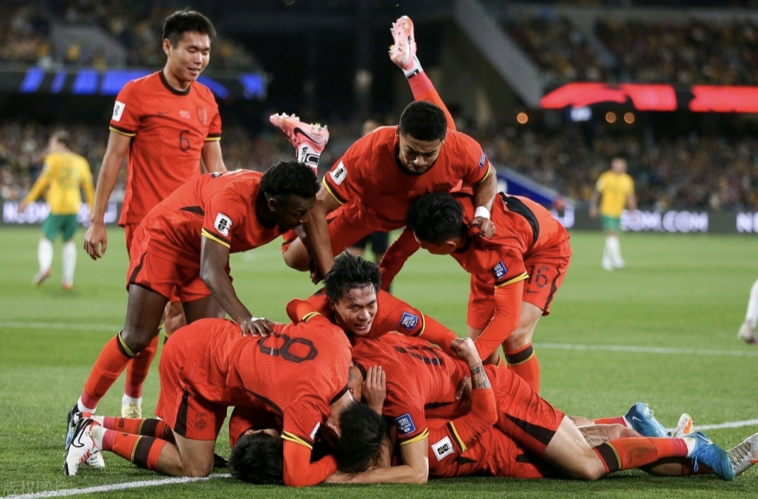 精彩足球对决火热上演，球员拼尽全力