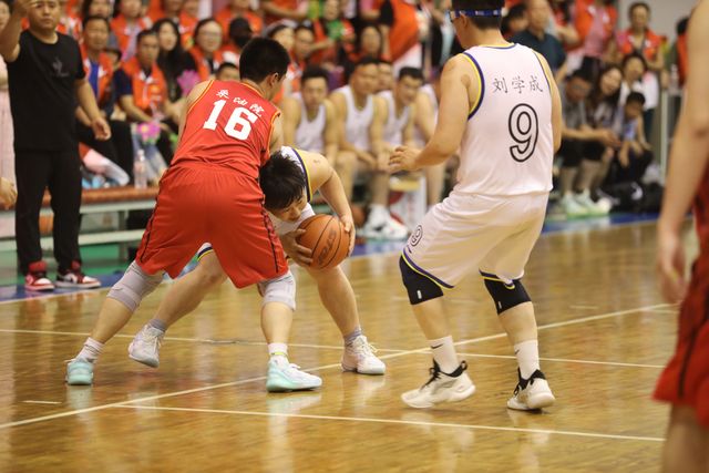 爱游戏中国官网-篮球运动员团结一心夺得比赛胜利的简单介绍