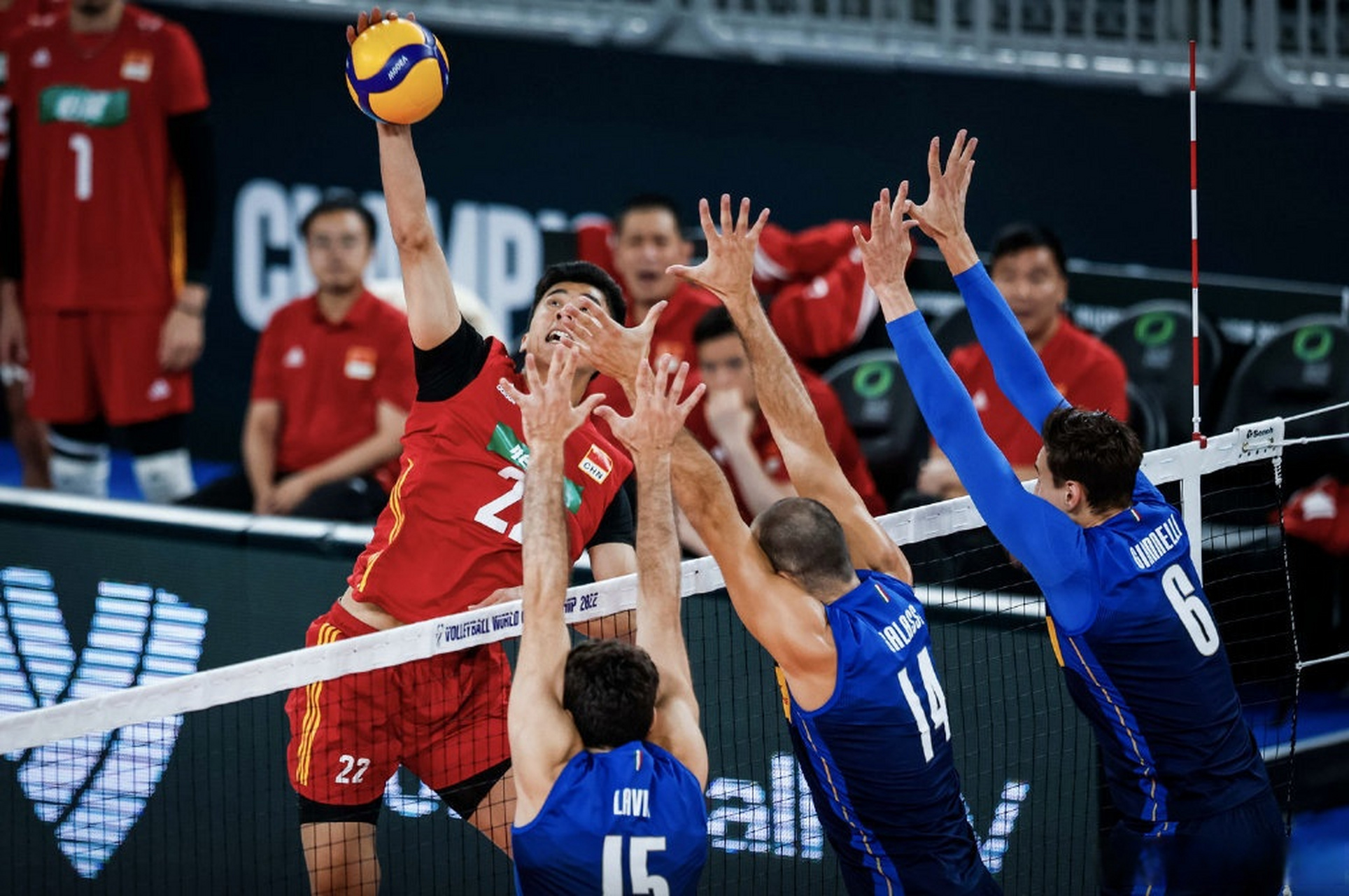 球员们在比赛中尽展风采,全力以赴 球员们在比赛中尽展风采,全力以赴