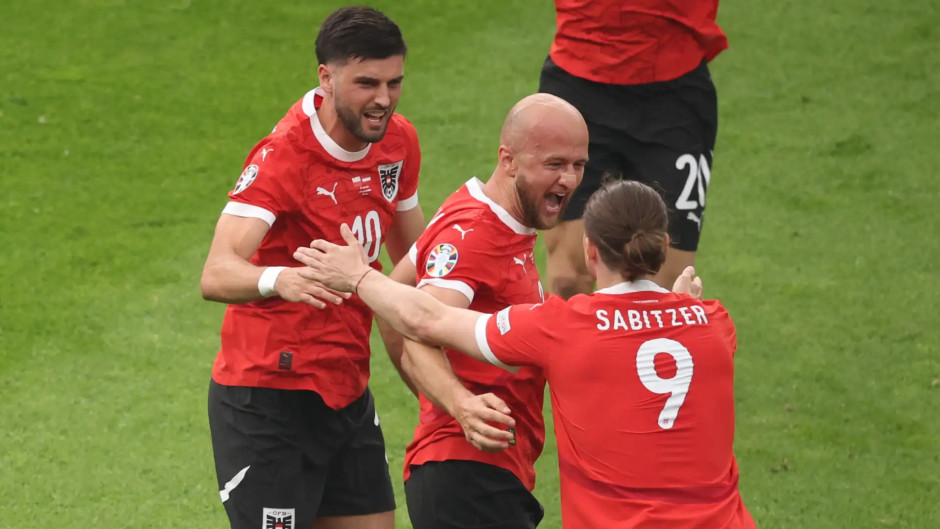 包含土耳其逆转罗马尼亚，欧国联附加赛小组赛占据领先优势的词条